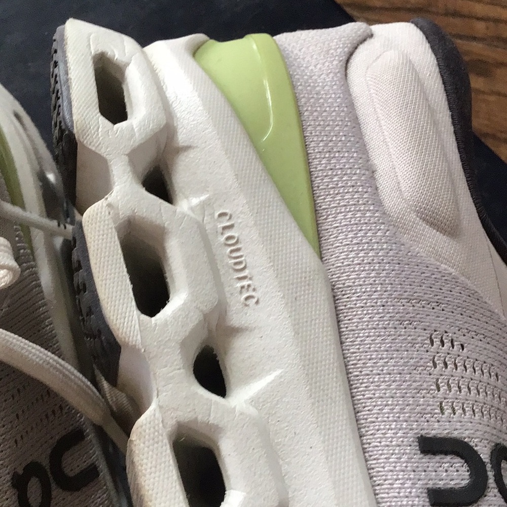 On Running Women’s 8 White and Green Running Shoes - Picture 6 of 11